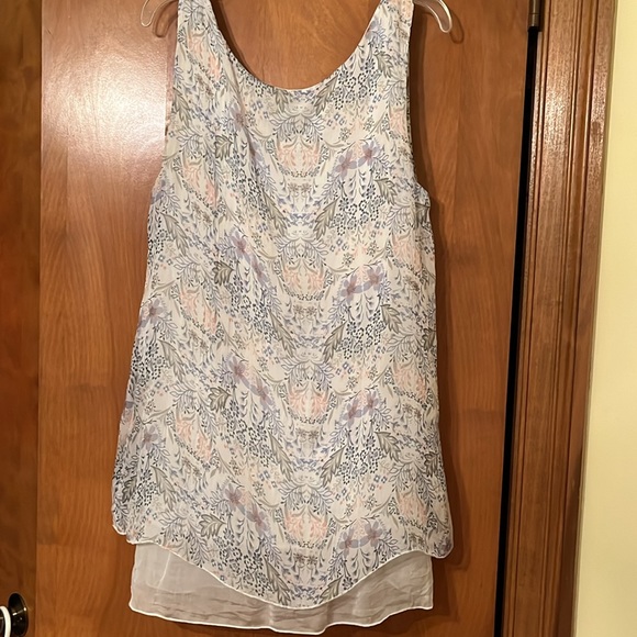 Via Singoria sleeveless top with a light soft lining. - Picture 2 of 4